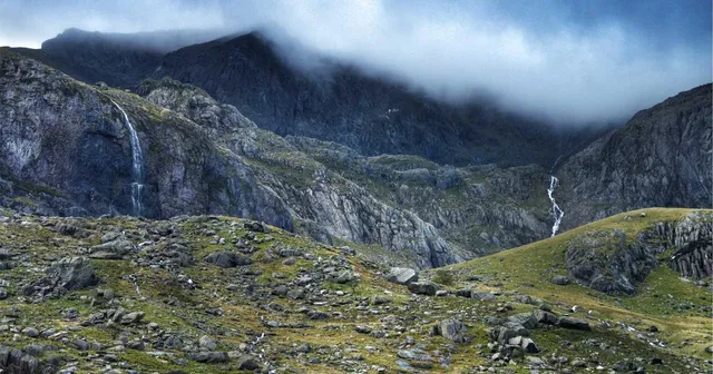 Futuristic digital brain with glowing neural pathways representing AI prompt engineering in 2026